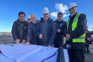 COLOCAN PRIMERA PIEDRA EN OBRA VARADERO DE QUELLÓN - Wapi Chilwe