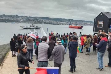 TRABAJADORES (AS) DE LA EDUCACIÓN DE LA COMUNA DE QUINCHAO, MARCHAN, PARTICIPAN DEL CONCEJO MUNICIPAL Y PARALIZAN EL PASAJE EN DALCAHUE - Wapi Chilwe