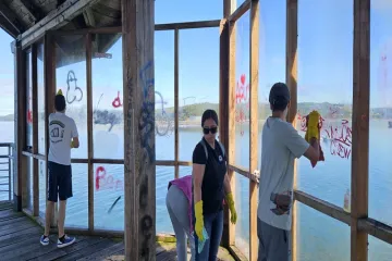 VECINOS (AS) REALIZAN MINGA PARA LIMPIAR HISTÓRICO MUELLE DE QUEILEN - Wapi Chilwe